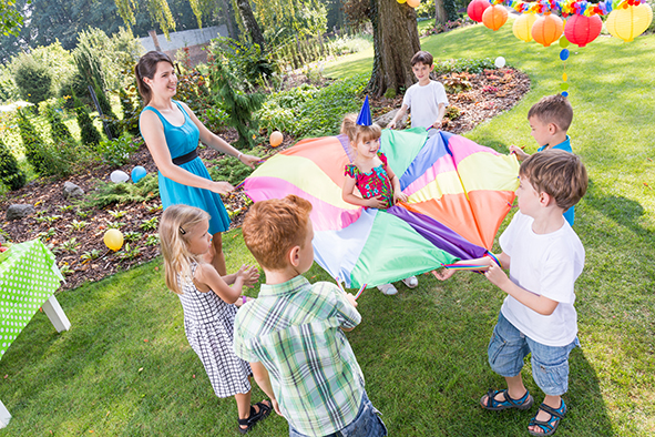 kids-playing-parachute-games